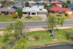 Lakefront Beauty ! Pet friendly